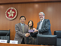 (From left) Prof. Chen Zexian (CASS), Prof. Zhou Mimi (Faculty of Law of CUHK) and Prof. Christopher Gane (Faculty Dean) pose for a group photo after the lecture